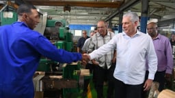Chủ tịch Cuba thăm nhà máy biến áp, hệ thống lưu trữ năng lượng, nơi giúp giảm tình trạng mất điện diện rộng ở Cuba 