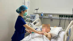 Dọn chuồng gà bị vết thương bé xíu, bác nông dân co cứng người... 