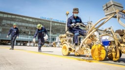 Cận cảnh làm việc dưới nắng nóng chạm mốc kỷ lục 71°C tại sân bay Nội Bài