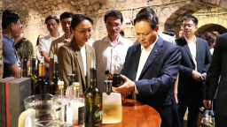 Bí thư Tỉnh ủy Lai Châu khảo sát mô hình sản xuất rượu vang, phát triển nông nghiệp gắn với du lịch tại Vân Nam