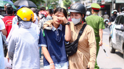 Kết thúc môn Toán vào lớp 10 ở Hà Nội, những nụ cười xen lẫn giọt nước mắt tiếc nuối