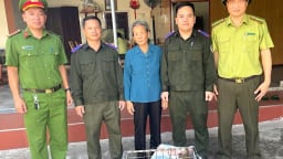 Một con khỉ vàng quý hiếm trọng lượng 5kg được bàn giao cho cơ quan chức năng Hà Tĩnh