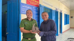 Đang đi đường thì gặp con tê tê hay cuộn tròn giấu mặt, 5 thanh niên ở Khánh Hòa nhanh chóng giao nộp công an