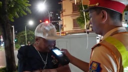 Tan ca, bạn mời uống 3 lon bia mà không thể từ chối, người đàn ông ở Hà Nội vi phạm nồng độ cồn