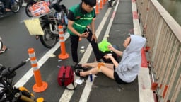 Sau cơn mưa trái mùa cầu Sài Gòn trơn trượt, hàng loạt người đi xe máy té ngã nhào