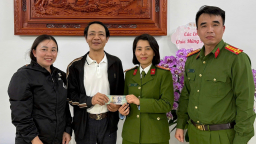 Một cán bộ công an nhặt được cọc tiền mệnh giá 500.000 trao trả cho người bị mất