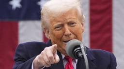 Ông Trump chỉ trích cuộc phỏng vấn Tổng thống Ukraine Zelensky của CBS, dọa giáng đòn trừng phạt