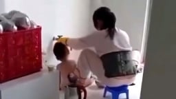 Trẻ em liên tiếp bị bạo hành, nhét thức ăn vào miệng gây phẫn nộ: Yêu cầu làm rõ