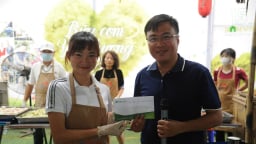 'Cô gái thép' điền kinh Nguyễn Thị Oanh tặng Bữa Cơm Yêu Thương 100 suất ăn