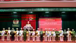 1 Trưởng phòng và 9 Phó trưởng phòng của Công an tỉnh Hòa Bình nghỉ hưu theo nguyện vọng