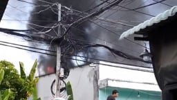 Cháy lớn tại vựa ve chai ở Thủ Đức, nhiều người dân hoảng loạn bỏ chạy