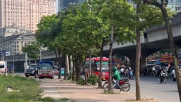 Xe khách lập bến cóc, đón trả khách ngay trên vỉa hè đường tại Hà Nội