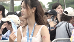 Người hâm mộ xếp hàng từ đêm hôm trước chờ xem “Anh Trai Say Hi”