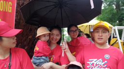  Hải Phòng: Người dân “đội mưa” đi xem diễu hành 70 năm giải phóng thành phố