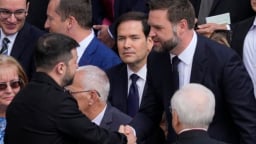 Dậy sóng bức ảnh ông Zelensky và Phó Tổng thống Mỹ Vance bắt tay nhau tại Vatican