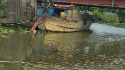 Tài công chạy ghe bầu va đập dầm cầu ở Long An, tử vong  