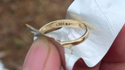 Người đàn ông tử vong dưới sông ở Bình Dương, tay đeo nhẫn vàng khắc chữ ‘K.Hoa H.610’