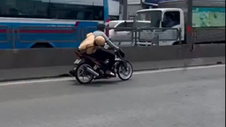 Vụ CSGT bám víu, chới với trên xe máy: Thanh niên khai không có GPLX nên... 'thông chốt'