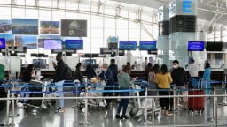Một số chuyến bay chuyển hướng hạ cánh vì mưa dông ở sân bay Nội Bài