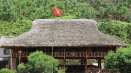 Những nếp nhà sàn lợp lá cọ - nét độc đáo ở vùng cao Lào Cai
