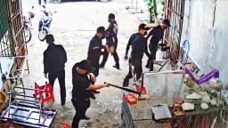 Bắt nhóm người mặc đồ đen, bịt khẩu trang xông vào đập phá quán phở ở Đắk Lắk