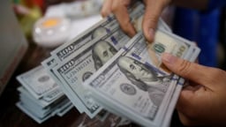 Giá USD hôm nay 26/5: Tiếp tục lao dốc