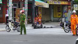 Xe máy điện cháy trơ khung giữa đường ở quận Tân Phú, ảnh hưởng đến đèn tín hiệu giao thông