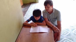 Bố mất, mẹ bỏ đi phó mặc 2 đứa trẻ cho ông bà ngoại già yếu