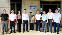 Lai Châu: Bàn giao nhà ở cho hộ nghèo và tặng xe đạp cho học sinh có hoàn cảnh khó khăn
