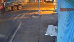 CSGT TP.HCM xử phạt tài xế chở đất đá không có bạt che, gây nguy hiểm cho người đi đường
