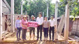 Quảng Nam: Agribank Nam Giang chung tay cùng Chương trình xóa nhà tạm, nhà dột nát