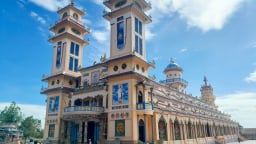 Trước giờ sáp nhập với Long An, đây là nơi có toà thánh đẹp huyền bí, điều bất ngờ là trụ cột chống đỡ làm bằng tre, cây tầm vông 