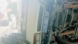 Xe tải biển xanh đi vào đường cấm, lật nhào đè 2 xe máy ở TP.Thủ Đức, 2 người đi cấp cứu