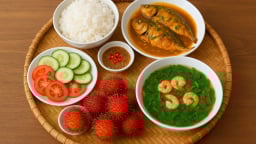 Bữa tối cuối tuần 120 nghìn: Cá nục kho nghệ, canh rau má tôm, dưa leo cà chua chấm mắm nêm