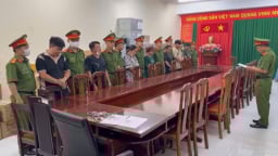 Triệt phá đường dây hơn 10.000 chai nước hoa giả, Công an TP.HCM bắt 7 đối tượng