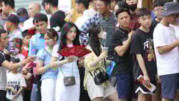 'Gái xinh' và biển người đổ về Thiên Trường, 'tiếp lửa' ngày Thép xanh Nam Định nâng cao cúp vô địch