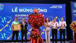 Phó Chủ tịch UBND tỉnh Quảng Ninh chỉ đạo tháo gỡ khó khăn cho CLB Bóng đá Quảng Ninh ngay tại lễ mừng công