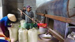 Một ông nông dân sáng chế máy sấy lúa, cả làng ở Nghệ An phục lăn