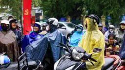  Hàng trăm phụ huynh lặng lẽ đội mưa chờ con thi 