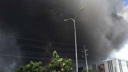 Cháy lớn bên trong Khu công nghiệp Tân Phú Trung, huyện Củ Chi, cột khói bốc cao hàng chục mét