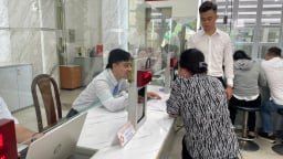 Người dân đến phường Sài Gòn làm thủ tục từ sớm, cơ sở vật chất hiện tại vẫn cần bổ sung thêm trong thời gian tới