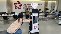 Robot “đi làm” ở phường Thủ Đức, hỗ trợ làm thủ tục hành chính nhanh gọn lẹ, phát số thứ tự, phát nước uống cho người dân