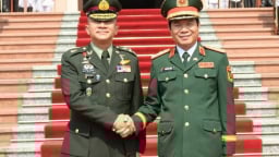 Đại tướng Nguyễn Tân Cương trao đổi về tình hình khu vực với Tư lệnh Lực lượng Quốc phòng Thái Lan