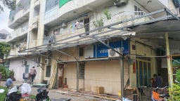 Cư dân chung cư Độc Lập tháo dỡ 'chuồng cọp', hành lang chiếm dụng sau vụ cháy làm 8 người thiệt mạng