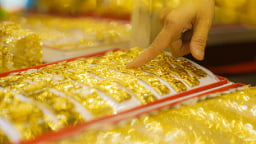Giá vàng hôm nay 10/7: Trong nước giảm nhẹ, một nhà vàng 'lội ngược dòng' giữa cơn chốt lời