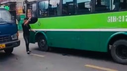 Mâu thuẫn giao thông, tài xế xe buýt bị nam thanh niên lái xe tải cầm hung khí đe dọa, cầm đá đập vào đầu 