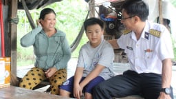 Cán bộ, chiến sĩ Hải quân thực hiện mô hình “1.000 đồng nâng bước con ngư dân đến trường”