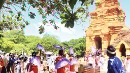 Ở một tháp Champa của tỉnh Lâm Đồng mới, du khách đang nhộn nhịp lên xem 