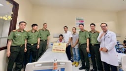 Vụ lật tàu ở Vịnh Hạ Long: Công an Quảng Ninh nhận đỡ đầu bé trai 10 tuổi may mắn sống sót
