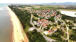 Phường Đồng Thuận, tỉnh Quảng Trị mới, có bờ biển đẹp mê ly trước đây là bãi biển Đồng Hới, có cả sân bay